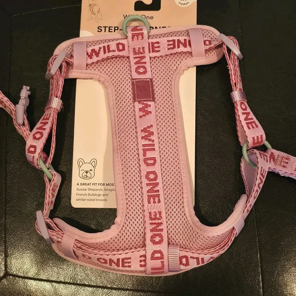 NWT Wild One Adjustable Cushioned Dog Step in Harness Pink Size M Chest 16-25